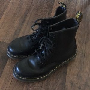 Dr. Marten Black 1460 Boots